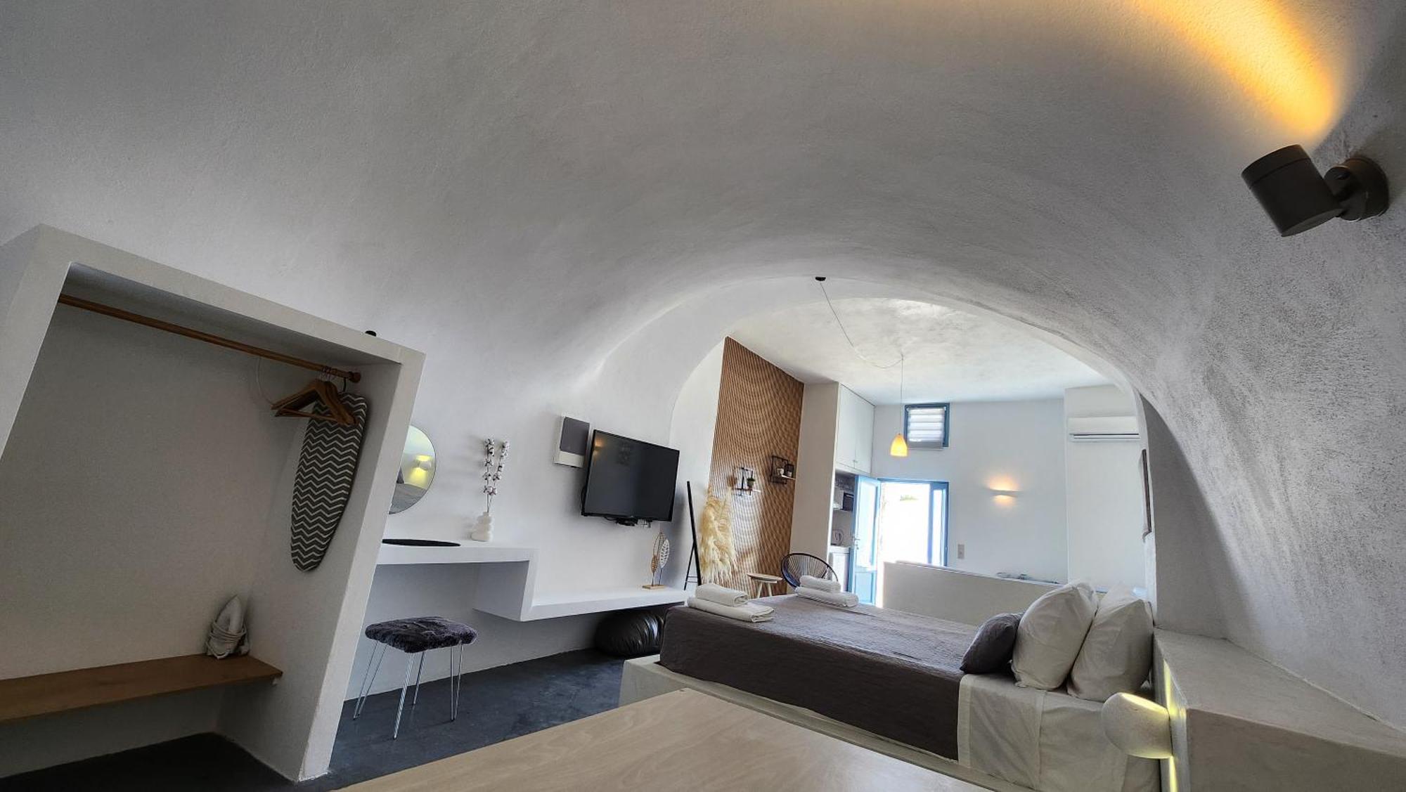 Euphoria Suites & Deluxe Studios ฟิรา ภายนอก รูปภาพ