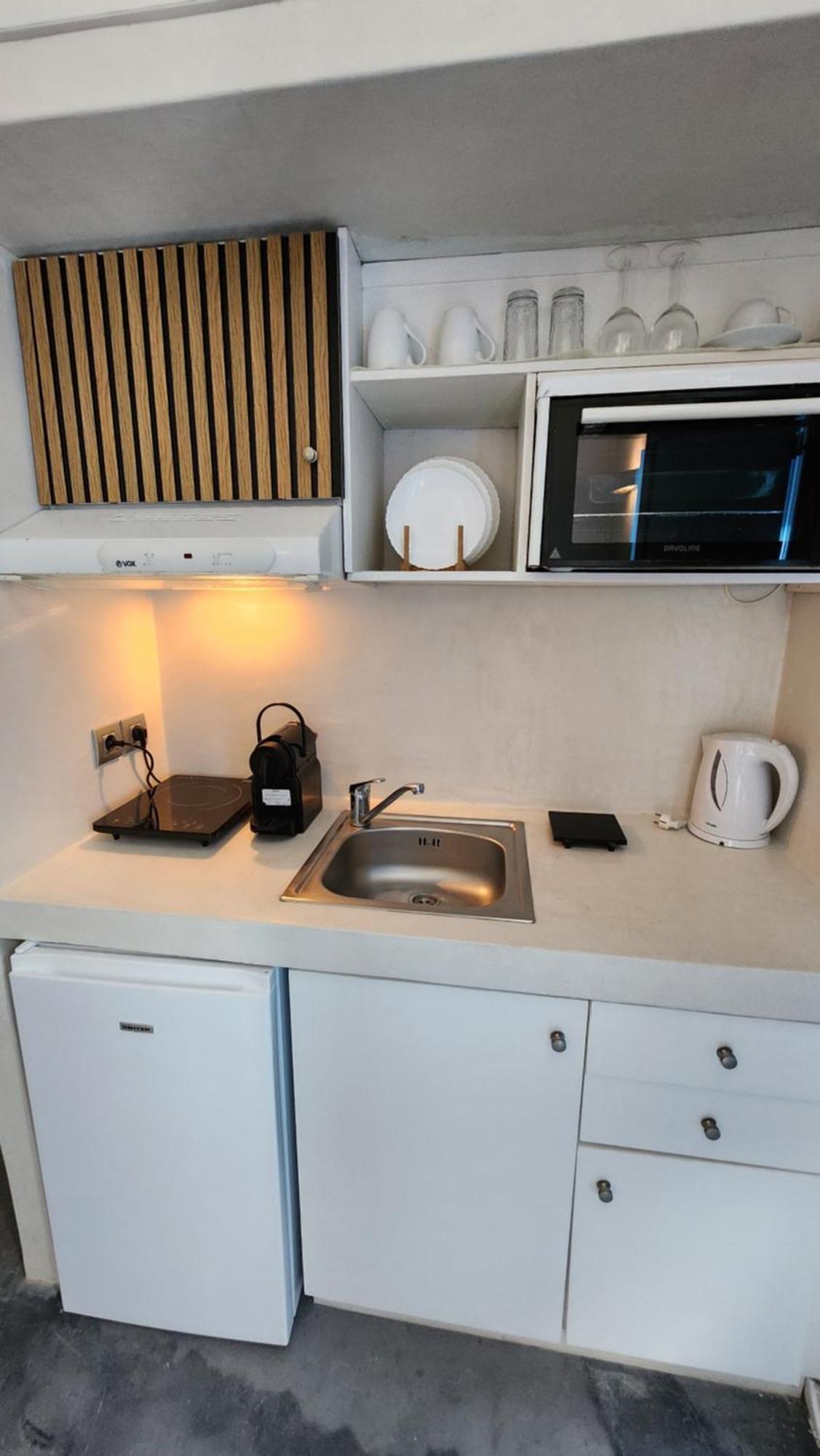 Euphoria Suites & Deluxe Studios ฟิรา ภายนอก รูปภาพ